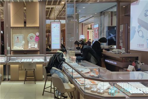 節(jié)日促銷點(diǎn)亮“黃金熱”，年輕人引領(lǐng)美發(fā)飾品新潮流